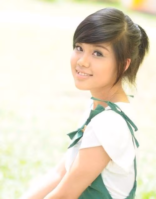 Ngoài thành tích học tập tốt, Hồng Nhung còn gây ấn tượng mạnh nhờ ngoại hình xinh xắn và đặc biệt là nụ cười, chiếc răng khểnh cực duyên. Cô bạn từng được dân mạng Việt truy lùng ráo riết sau khi một vài hình ảnh chụp cô khi đang điều tiết giao thông được lan truyền.