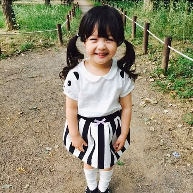 Năm nay mới 4 tuổi nhưng với vẻ ngoài xinh đẹp, đáng yêu, bé Jeaun được nhiều dân mạng dự đoán sẽ trở thành một hot girl thực sự trong tương lai.