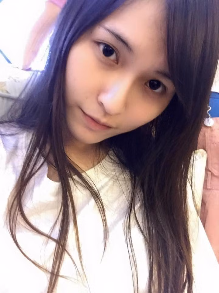 Chính vì điều này, một bộ phận dân mạng Trung Quốc nay đã khá “cảnh giác”, họ không vội tung hô cô gái trẻ trong dáng vẻ một nữ y tá này mà quyết định tìm kiếm thêm thật nhiều thông tin về cô, tìm cách xác nhận những tin tức trôi nổi trên mạng để không phải đưa ra những lời khen mù quáng, để những người “câu like” phục vụ cho mục đích riêng lợi dụng.