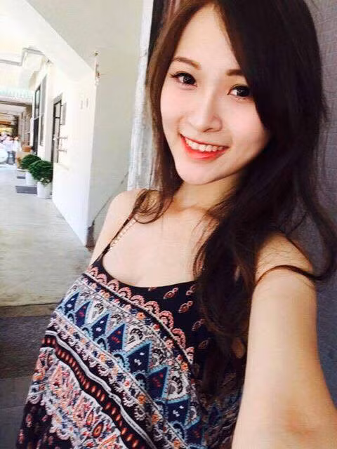 Mạng xã hội Trung Quốc là nơi thường xuyên nổi lên những nhân vật trai xinh gái đẹp có công việc thú vị. Từ hot girl trà sữa, hot boy bán tào phớ hay hot girl bán thịt… tất cả đều nổi tiếng theo một “kịch bản” khá dễ dự đoán. Trong số những hot boy, hot girl mạng vô tình nổi lên dạng này, có không ít người được xác nhận là chỉ cố ý làm chiêu trò, đóng giả làm các nhân vật khác nhau nhằm tạo nên cái nhìn ấn tượng hấp dẫn dân mạng.