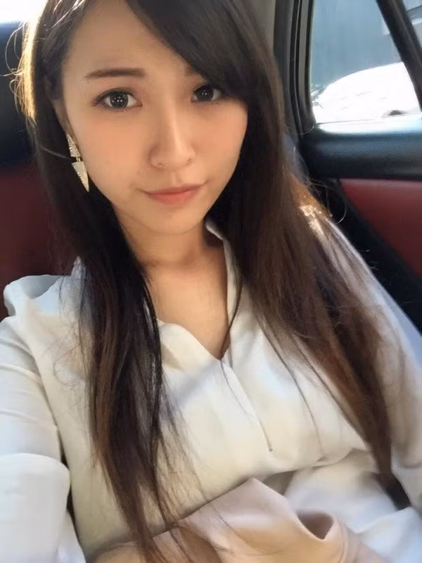 Ngoài bức ảnh nữ y tá chụp trong phòng khám, mặc đồng phục và đeo khẩu trang, trên trang cá nhân của Tử Vân Lâm còn có cả tá ảnh chụp đời thường. Trong đó cô gái trẻ khoe vẻ đẹp rất “sang chảnh” của mình trong nhiều trang phục khác nhau, từ đồ mặc ở nhà cho đến những bộ cánh hiện đại, lộng lẫy đi dạo phố.