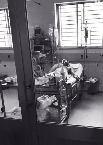 Hiện sau vài ngày nhập viện, tình hình sức khỏe của MC Quang Minh vẫn khiến nhiều người rất lo lắng khi bác sĩ chẩn đoán chỉ có khoảng 10% cơ hội hồi phục. Bức ảnh MC Quang Minh trên giường bệnh, phải khóa chặt tay, chân vào giường để tránh ngã khi co giật do MC Nguyên Khang chụp được dân mạng lan truyền mạnh mẽ cùng với những thông điệp kêu gọi quyên góp giữ đỡ gia đình trang trải viện phí cho Quang Minh.