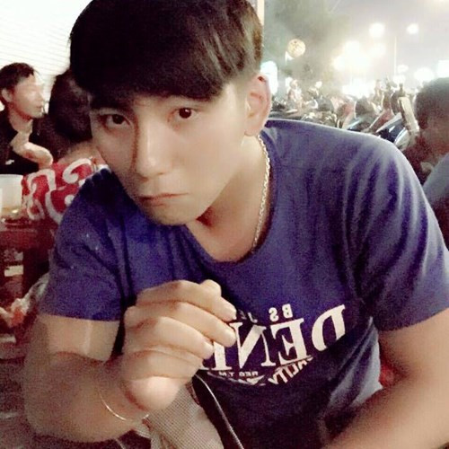 Vài ngày gần đây, dân mạng Việt đang rất quan tâm tới một cảnh sát cơ động mà trong một vài bức ảnh chia sẻ trên trang cá nhân, anh có khuôn mặt, ngoại hình rất giống Sơn Tùng MTP. Nhân vật này tên thật là Nguyễn Mãn Anh, sinh năm 1991 đang sinh sống và làm việc tại Pleiku, Gia Lai.