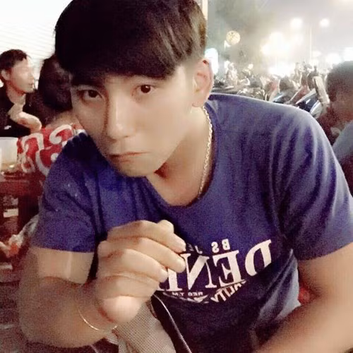 Vài ngày gần đây, dân mạng Việt đang rất quan tâm tới một cảnh sát cơ động mà trong một vài bức ảnh chia sẻ trên trang cá nhân, anh có khuôn mặt, ngoại hình rất giống Sơn Tùng MTP. Nhân vật này tên thật là Nguyễn Mãn Anh, sinh năm 1991 đang sinh sống và làm việc tại Pleiku, Gia Lai.