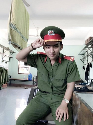 Có quá nhiều dân mạng cho rằng Mãn Anh sở hữu khuôn mặt mang nhiều nét giống Sơn Tùng MTP và chàng cảnh sát cơ động phố núi cũng không phủ nhận điều này. Tuy nhiên, Mãn Anh cũng khẳng định: “Mình không cố tình ăn mặc hay tạo phong cách giống Sơn Tùng để mọi người chú ý. Mình chỉ là mình thôi!”.