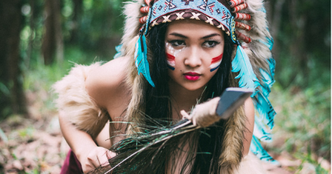 Bộ ảnh thổ dân ngực trần của cô mẫu tuổi teen Hứa Phạm Linda, sinh năm 1999 gây ồn ào trên mạng xã hội trong suốt tuần qua. Vốn yêu thích phong cách quyến rũ, Linda quyết định thực hiện bộ ảnh thổ dân ngực trần với ý đồ rõ ràng và xác định không công khai sản phẩm. Tuy nhiên một số sự cố xảy đến đã khiến bộ ảnh bị rò rỉ và được lan truyền với tốc độ chóng mặt trên mạng xã hội.