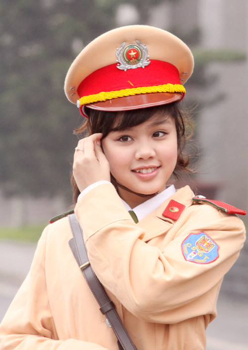 Luôn giữ quan điểm đã là công an, cảnh sát thì ngành nào cũng rất vất vả nên dùng phải đứng ngoài đường, đội nắng, chịu mưa nhưng Hồng Nhung vẫn rất yêu thích và tự hào với công việc của mình.