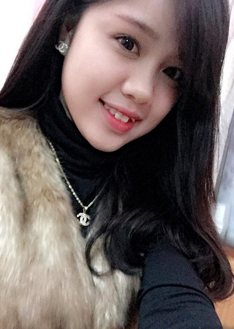 Dù rất ngại và luống cuống không biết phải xử lý thế nào trước những tình huống này nhưng với tinh thần trách nhiệm cao, Hồng Nhung vẫn luôn tập trung vào công việc, hoàn thành nhiệm vụ và dần dần không còn ngại ngùng mỗi khi gặp lại tình huống trên nữa.