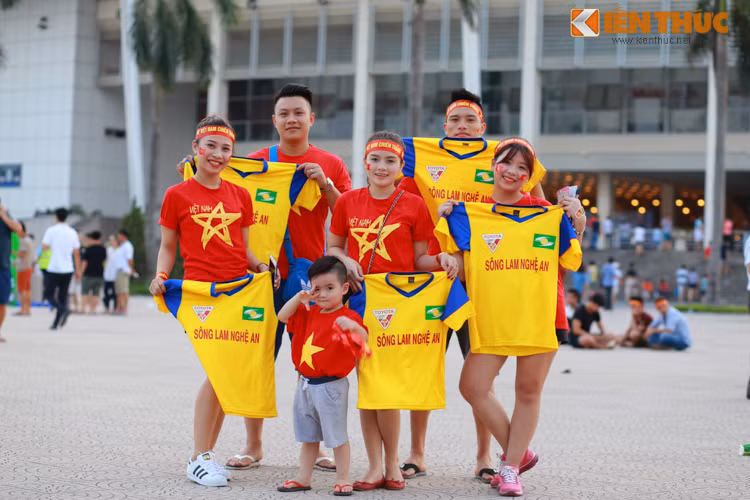 Hôm qua, đã có khoảng 5 nghìn người đến sân Mỹ Đình để theo dõi buổi tập của Man City. Hôm nay, trước trận giao hữu với Đội tuyển Việt Nam, khán giả và người hâm mộ đã kéo đến sân Mỹ Đình đông hơn, mang theo nhiều vật trang trí, khẩu hiệu khích lệ các cầu thủ của cả hai đội.