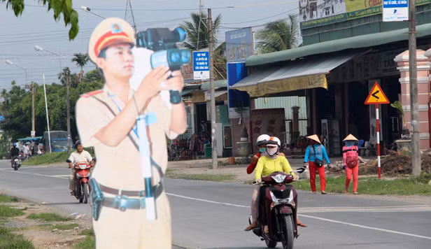 Tranh cai ve hinh nom giong CSGT ban toc do tren duong-Hinh-2