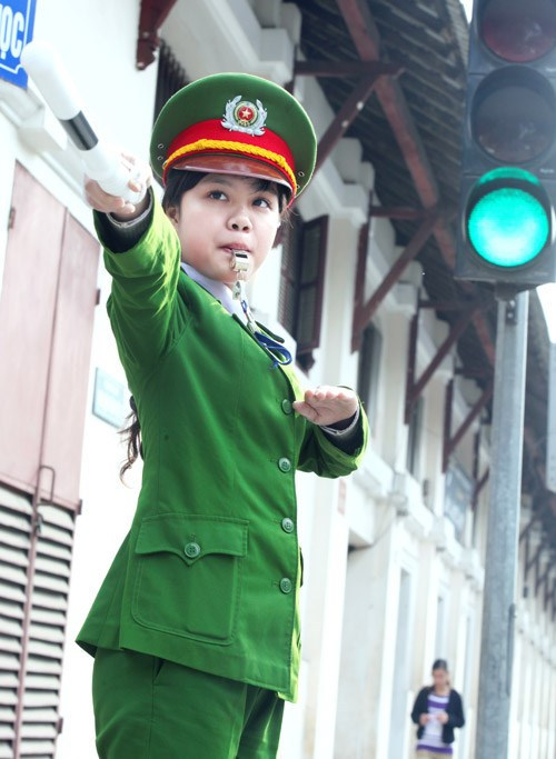 Hồng Nhung tốt nghiệp chuyên ngành Cảnh sát giao thông, Học viện Cảnh sát Nhân dân. Yêu thích ngành cảnh sát từ nhỏ, nên dù biết có nhiều vất vả, khó khăn cô gái Quảng Bình xinh xắn, đầy nữ tính vẫn không ngần ngại đăng ký dự thi vào trường cảnh sát và sau này có nhiều trải nghiệm thú vị với nghề.