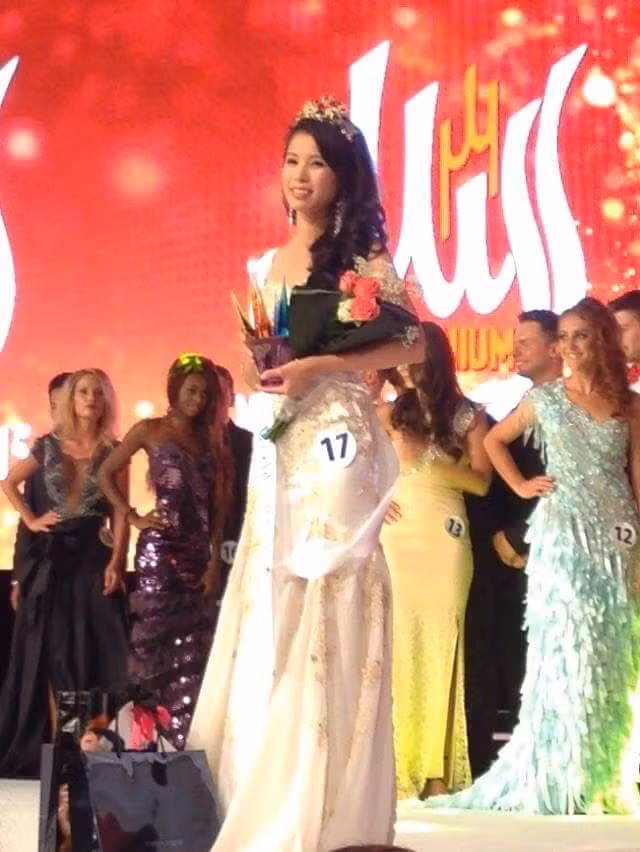 Lê Thị Thúy Đoan, sinh năm 1989 vừa trở thành cô gái Việt đầu tiên dự thi Hoa hậu Điếc toàn cầu diễn ra ở CH Séc và giành được ngôi vị Á hậu 2. Thông tin về việc Thúy Đoan đăng quang xuất hiện nhiều trên mạng, báo chí khiến dư luận Việt quan tâm về nhân vật này cũng như cuộc thi cô tham dự. Ảnh: BTC.