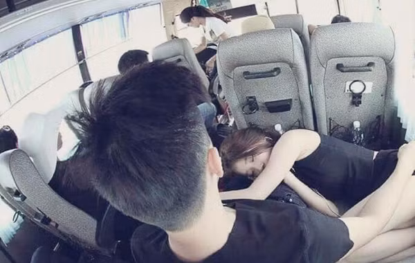 Vài ngày gần đây, dân mạng Việt lại thi nhau tranh cãi, bình phẩm về bức ảnh một cô gái trẻ có dáng ngủ hớ hênh trong trang phục ngắn trên ô tô. Nhiều người đã nhanh chóng nhận ra nhân vật chính trong bức ảnh này chính là Dương Linh Ly.