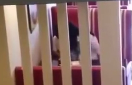 Cap doi mac dong phuc hoc sinh yeu trong tiem banh HN-Hinh-2