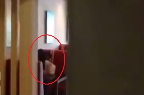 Cap doi mac dong phuc hoc sinh yeu trong tiem banh HN