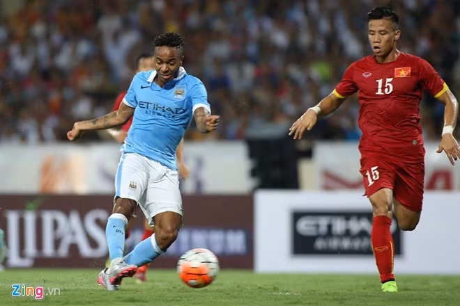Tân binh Sterling là cầu thủ đóng góp 2 bàn thắng trong hiệp một cho Man City.