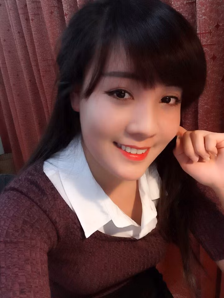 Chia sẻ về biệt danh "hot girl giám thị" mà dân mạng yêu quý dành tặng, Triệu Mẫn tự nhận gương mặt của mình cũng ở mức "bình thường thôi", còn thua kém nhiều người khác, danh xưng "hot girl" cũng không phù hợp với bản thân.