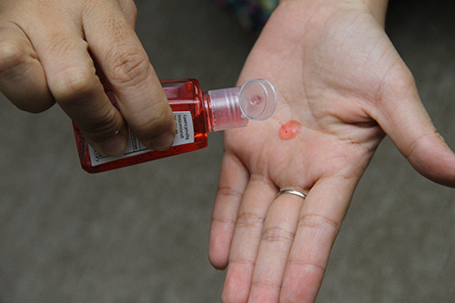 Gel rua tay kho, bat dac di moi phai dung