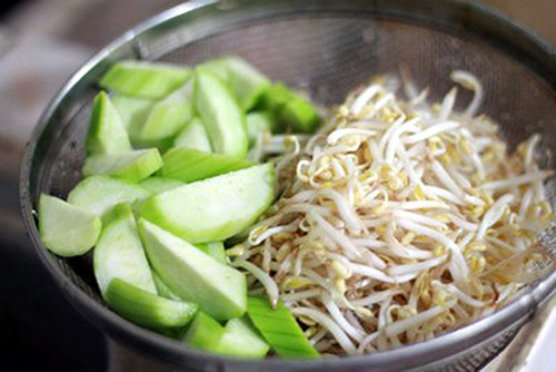 Canh muop trung ga, gia dau ho tro tri chung viem dai trang