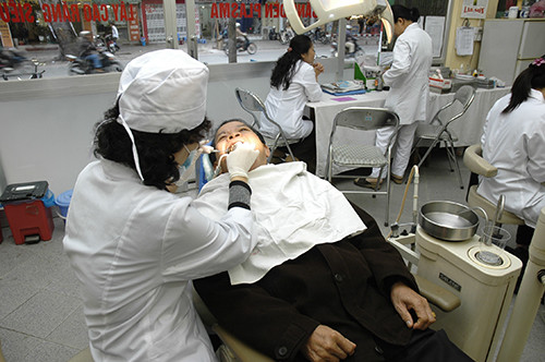 Mác bẹnh ung thu, sao lại phải di gạp nha si?