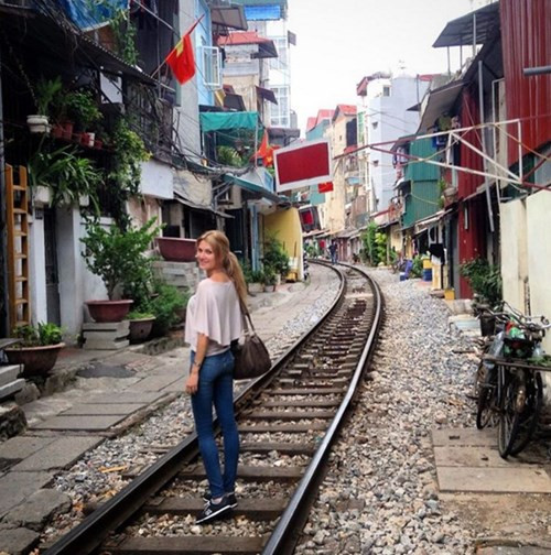 Và tạo dáng ở phố đường tàu Hà Nội.