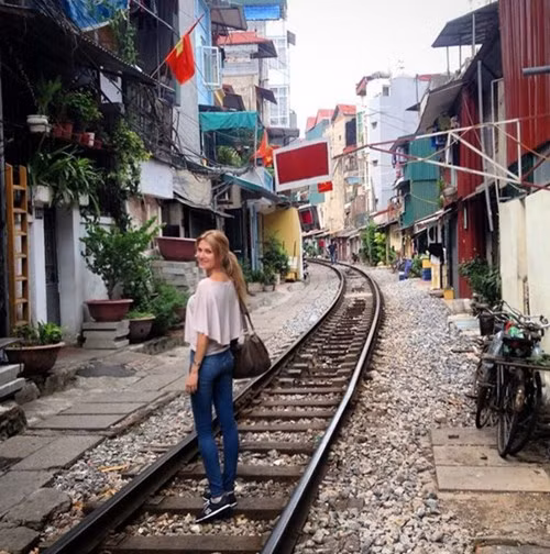 Và tạo dáng ở phố đường tàu Hà Nội.