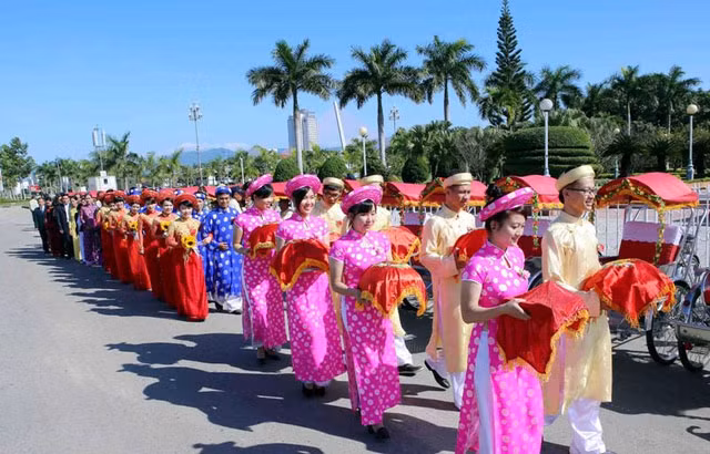 Đoàn người đón dâu đi lại trên đường thu hút nhiều ánh mắt tò mò của người dân xung quanh.