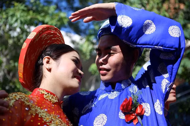 Hình ảnh đám cưới nghèo của 8 cặp vợ chồng công nhân khiến nhiều người chứng kiến xúc động.