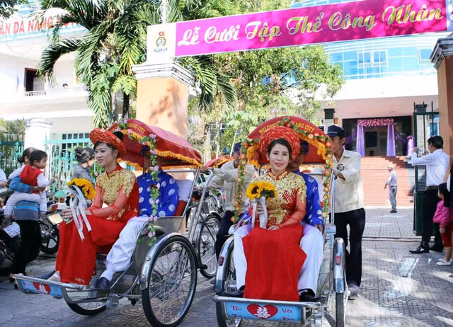 8 cặp vợ chồng được miễn phí xe hoa trang trí trên 8 xe xích lô, nhẫn cưới, bánh cưới, hoa cưới, trang điểm, phục vụ đám cưới, quay phim, chụp ảnh và phòng ngủ đêm tân hôn tại khách san 3 sao.