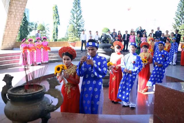 Sau đó các cặp đôi dừng lại ở Quảng trường 2-9 để dâng hương, bày tỏ lòng thành kính trước vong linh các anh hùng liệt sĩ.