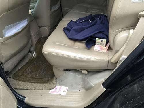 Một số tờ tiền mệnh giá 50.000 đồng, 100.000 đồng rơi vãi trong xe. Ảnh: Minh Thùy/Tiền Phong.