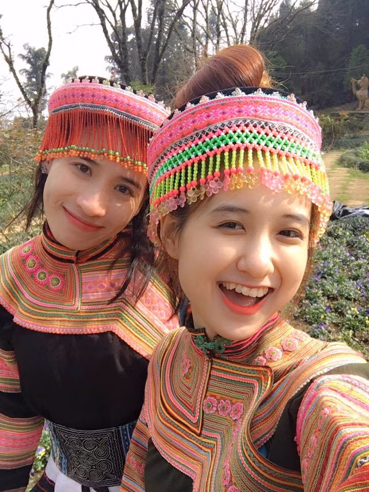 Trên một diễn đàn nổi tiếng, quen thuộc với cộng đồng giới trẻ Việt mới đây chia sẻ loạt ảnh về một "cô gái dân tộc" rất xinh đẹp. Thiếu nữ mặc đồ dân tộc H'Mông khoe nụ cười rạng rỡ, chụp ảnh cùng một cô bạn ngay lập tức khiến nhiều dân mạng thích thú, ráo riết săn lùng thông tin.