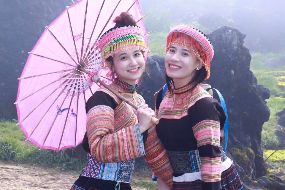 Theo tìm hiểu, cô gái trong loạt ảnh gây sốt không phải người dân tộc H'Mông như đồn thổi của nhiều dân mạng. Thực chất cô nàng không phải là gương mặt hoàn toàn lạ lẫm, mà là hot girl Đắk Lắk từng đôi lần xuất hiện trên các trang mạng dành cho giới trẻ.