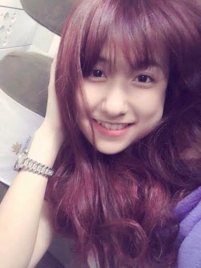 "Cô gái H'Mông" gây sốt tên thật là Phan Thị Ngọc Quyên, nickname Angela Phan, sinh năm 1995 quê gốc Quảng Nam nhưng đã sinh sống và học tập từ nhỏ ở TP Buôn Mê Thuột, Đắk Lắk. Trước đây, "hot girl phố núi" là cách gọi quen thuộc, đáng yêu mà nhiều bạn bè, dân mạng dành cho cô bạn xinh xắn này.