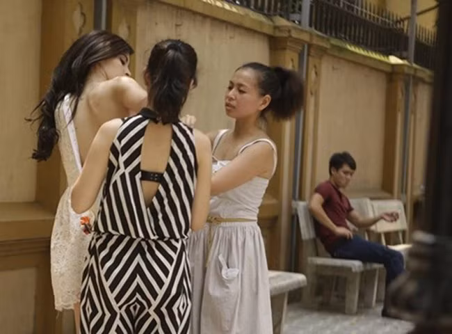 Lúc đó, Trang Nhung không hề hay biết, cho đến khi bức ảnh bị tung lên mạng, cô mới bất ngờ và lên tiếng giải thích đó là tai nạn nghề nghiệp. Sau này, Trang Nhung lại bị sự cố khi thay đồ nơi công cộng và hình ảnh này cũng khiến người đẹp biết sau nhiều cư dân mạng.