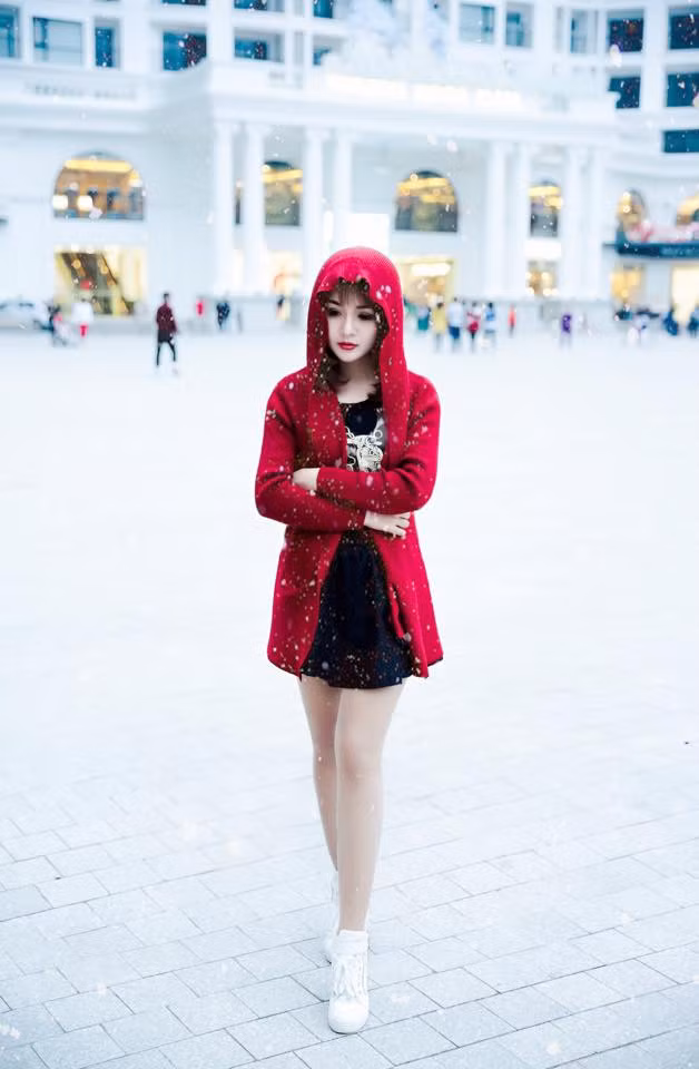 Đang là giáo viên dạy nhạc tại một trường tiểu học ở Hà Nội, cô giáo Ly Ly có tích cách rất trẻ trung. Cô giáo ăn mặc rất hiện đại, phong cách và có đặc điểm rất thích mặc váy xẻ, váy ngắn. Mới đây cô giáo Ly Ly vừa khoe bộ ảnh đón Giáng sinh 2015 được chụp khá đơn giản nhưng vẫn đẹp lung linh và khá ấn tượng.