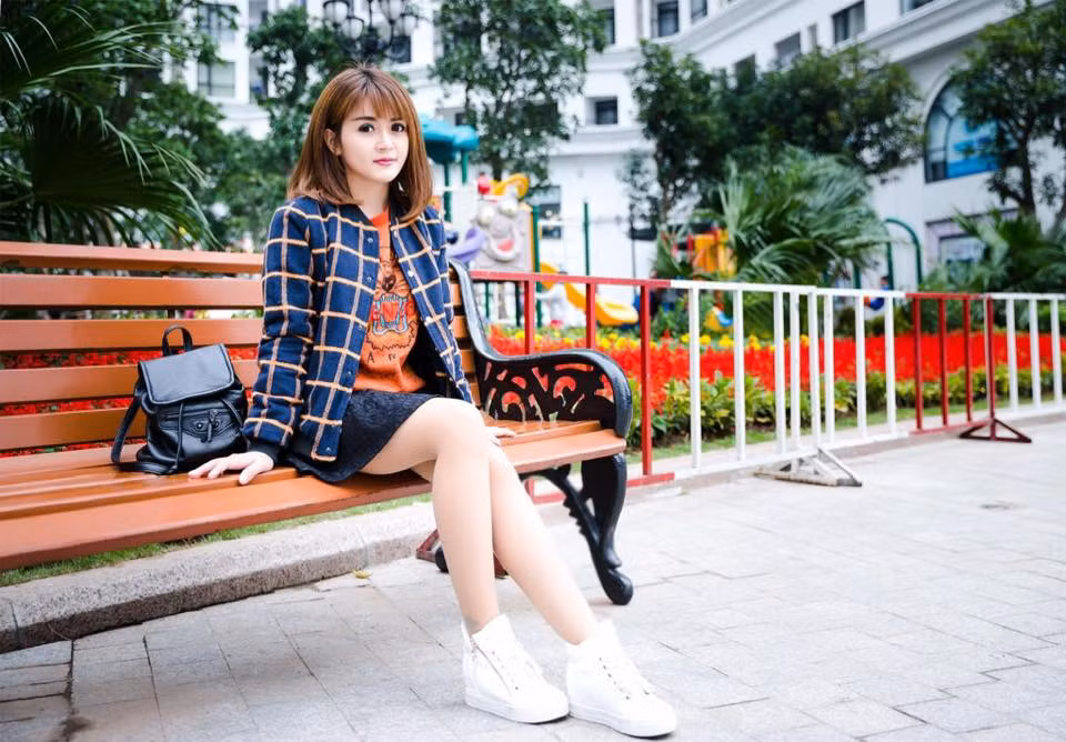 Xem những hình ảnh này của Ly Ly, những người chưa quen biết cô có thể làm tưởng cô là một nữ sinh hoặc một thiếu nữ mới 18-20 tuổi. Phong cách ăn mặc hiện đại, cùng với những nét đẹp có sẵn luôn khiến cô giáo Ly Ly nhìn trẻ hơn tuổi thật của mình.