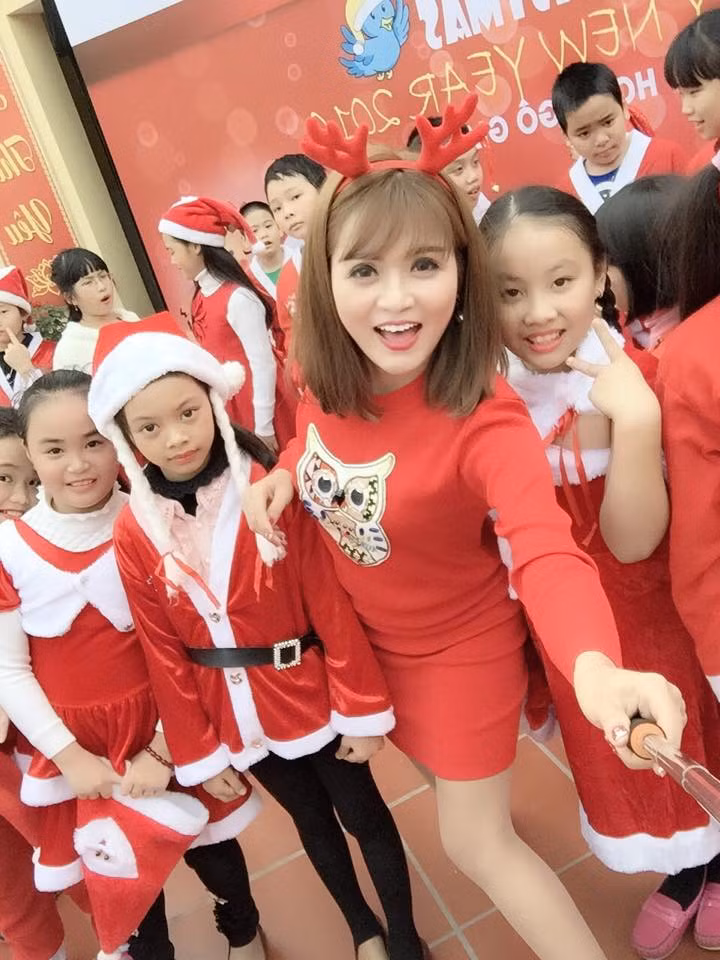Giáng sinh năm nay, cô giáo 8X xinh đẹp cũng không quên chia sẻ những khoảnh khắc vui vẻ bên những học trò của mình. Ly Ly từng chia sẻ, những khuôn mặt đáng yêu, những lời khen ngợi của các em học sinh luôn là niềm vui, động lực lớn của cô trong công việc.