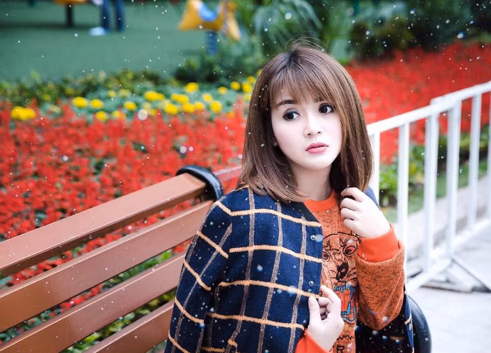 Ngoài làm giáo viên, Nguyễn Ly Ly còn được các bạn trẻ Việt biết đến là một cô gái khá đa tài. Ngoài thời gian đến trường dạy học, Ly Ly còn kinh doanh rất giỏi, thời gian rảnh làm người mẫu ảnh, người mẫu quảng cáo, thời trang và MC truyền hình.