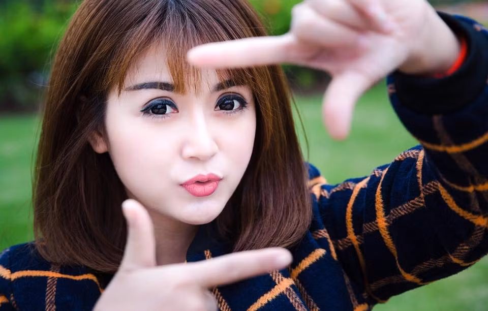 Bản thân cô giáo Ly Ly rất vui vẻ, thoải mái với cuộc sống nhiều màu sắc của mình. Ly Ly rất thích thú khi được nhiều bạn trẻ biết đến, khen ngợi và luôn cởi mở, vui vẻ với mọi người.