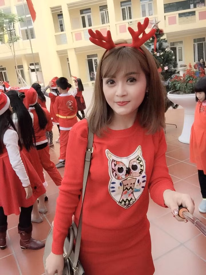 Hình ảnh cô giáo Ly Ly diện đồ trẻ trung, rực rỡ màu sắc chụp ảnh trong buổi sinh hoạt tập thể, đón Giáng sinh và năm mới 2016 tại trường nơi cô công tác.