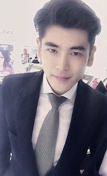 Theo tìm hiểu, chàng soái ca đang gây sốt mạng có nickname Kenneth Lai. Kenneth Lai là một chuyên viên trang điểm, có kiến thức dày dặn về làm đẹp và chăm sóc da phụ nữ.