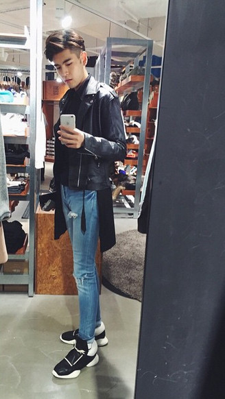 Vốn là một người yêu thích phong cách thanh lịch, Kenneth Lai luôn mặc những bộ vest đứng đắn, đầu tóc luôn được vuốt, tạo kiểu bỏng bẩy.