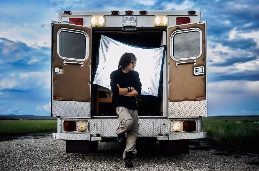 Toàn bộ hành lý, đồ dùng cá nhân được trang bị đầy đủ cho chuyến đi săn, chụp ảnh bão dài ngày qua nhiều tiểu bang.