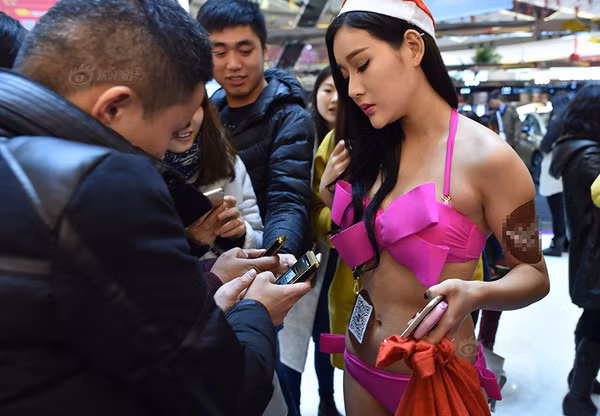 Sau khi phát quà ở bệnh viện, dàn gái xinh mặc bikini này lại đến một số trung tâm thương mại, tiếp tục trao quà và hướng dẫn người dân tham gia hoạt động nhận thêm quà trúng thưởng.