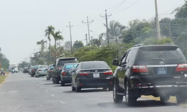 “Man nhan” voi doan xe cong di... an gio o Soc Trang