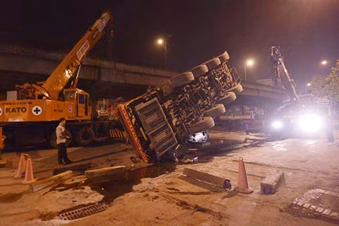 Sap can cau “khong lo” giua dem o Ha Noi