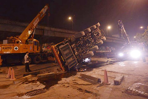 Sap can cau “khong lo” giua dem o Ha Noi