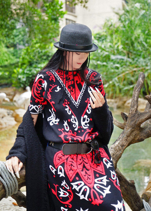 Dương Lệ Bình sinh năm 1958, năm nay đã 57 tuổi nhưng khi ngắm nhìn người đẹp này, người ta hoàn toàn có thể lầm tưởng cô mới ở độ tuổi ngoài 20. "Công chúa Khổng Tước" luôn tràn đầy sức trẻ, yêu thích những bộ trang phục chất liệu thổ cẩm, khuôn mặt hết sức xinh đẹp, thanh tú... tạo nên một hình ảnh rất đẳng cấp, ấn tượng. Ảnh: Nonews.