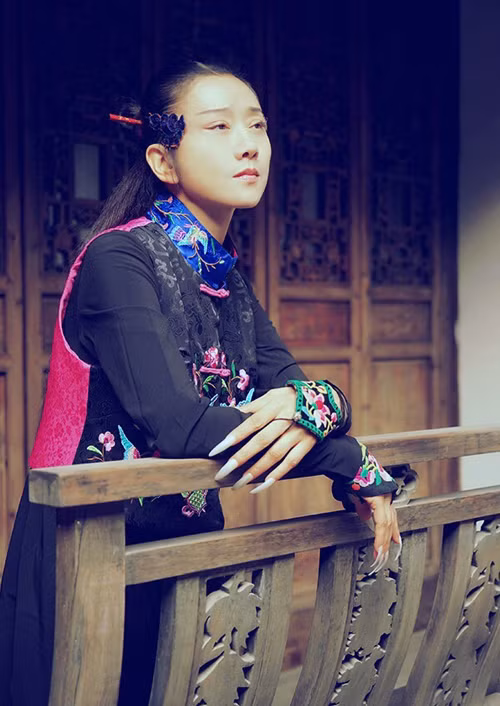 Ở tuổi 57, Dương Lệ Bình vẫn toát ra sức trẻ qua ngoại hình xinh đẹp tuyệt trần của mình. Cô cùng Chương Tử Di, Trương Tử Lâm, Phạm Băng Băng và Châu Tấn từng được lựa chọn là những người mang vẻ đẹp đại diện cho người phụ nữ Trung Quốc.